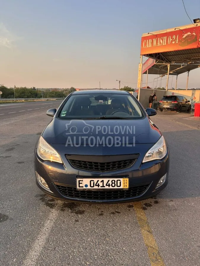 Opel Astra J 2011 photo 3