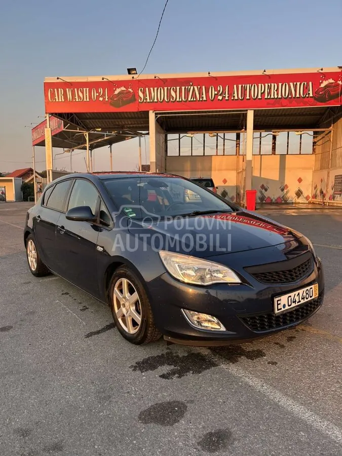 Opel Astra J 2011 photo 2