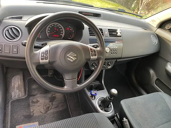 Suzuki Swift 2005 photo 2