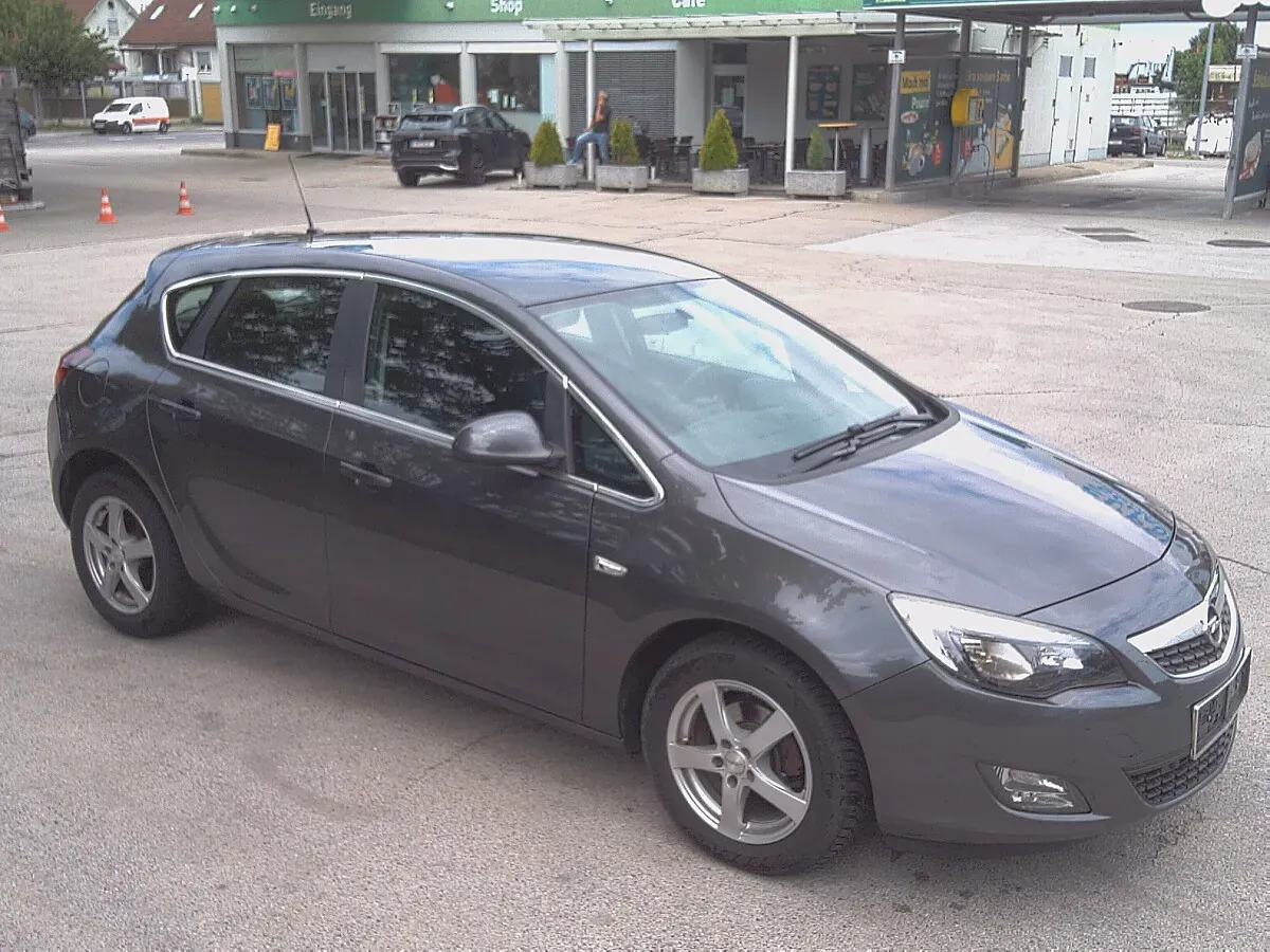 Opel Astra 2013 photo 3