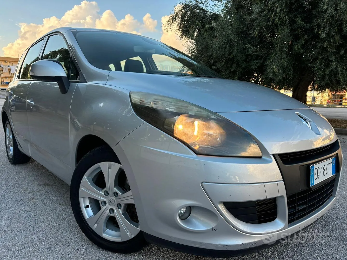 Renault Scenic 2011 photo 2