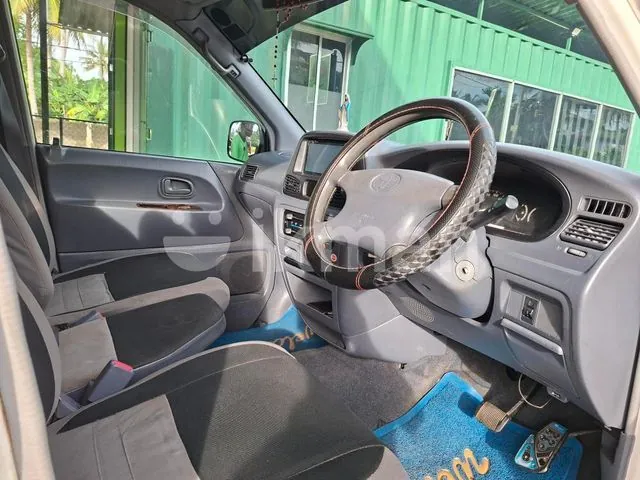 Toyota Noah 2006 photo 4