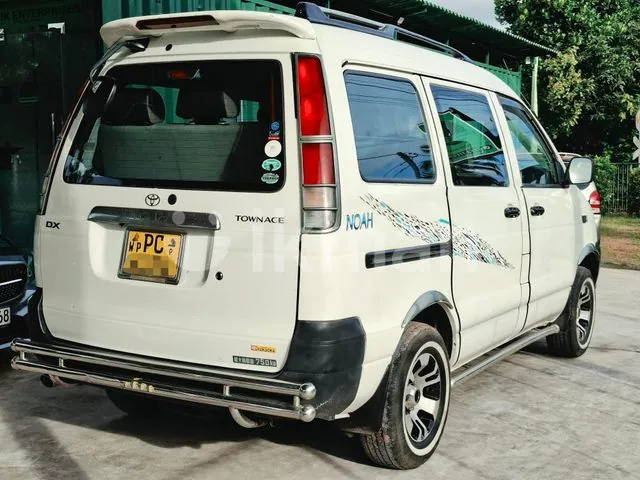Toyota Noah 2006 photo 2