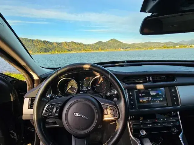 Jaguar Xf 2018 photo 3