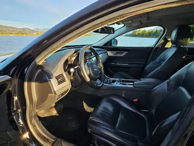 Jaguar Xf 2018 photo 4