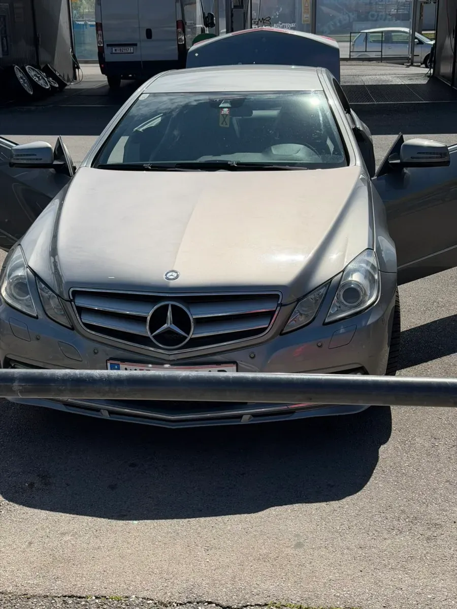 Mercedes-Benz E-Class 2011 photo 2