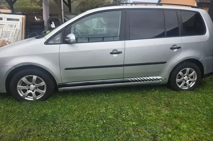 Volkswagen Touran 2008 photo 2