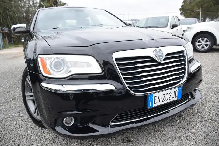 Lancia Thema 2012 photo 2