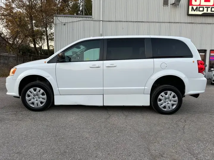 Dodge Grand Caravan 2018 photo 2