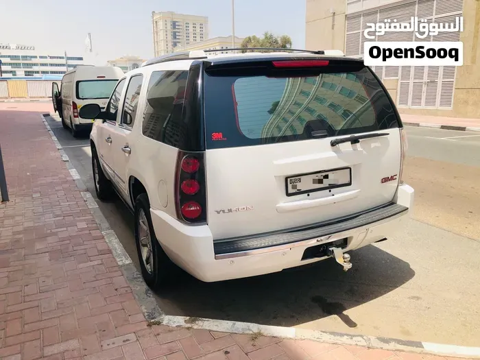 GMC Yukon Denali 2012 photo 2