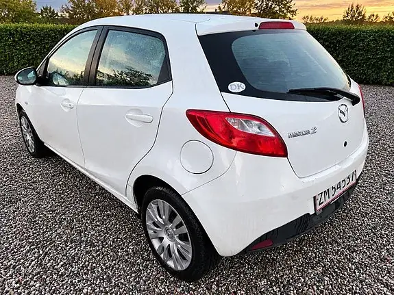Mazda 2 2008 photo 2