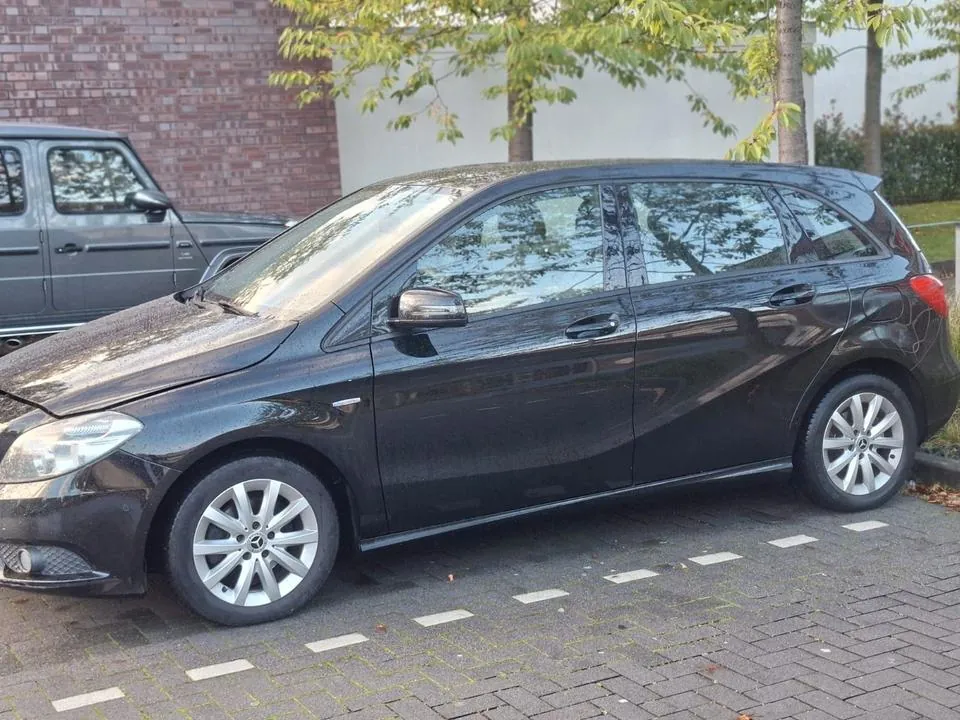 Mercedes-Benz B 180