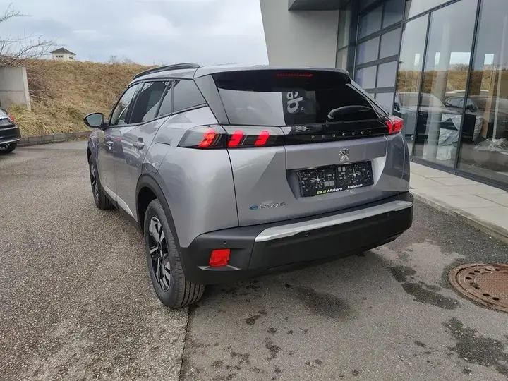 Peugeot E-2008 2023 photo 3