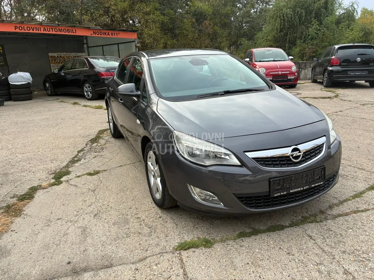 Opel Astra J 2010 photo 3
