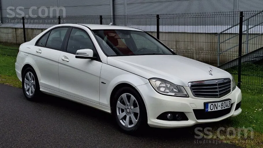 Mercedes-Benz C180 2012 photo 2