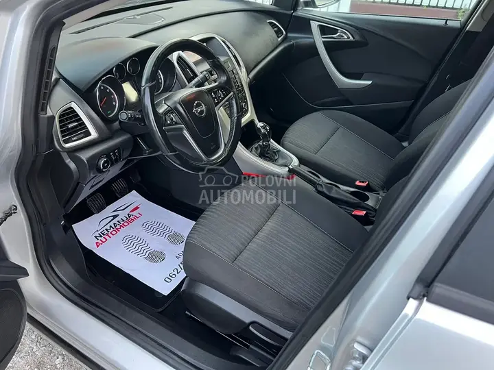 Opel Astra J 2011 photo 3
