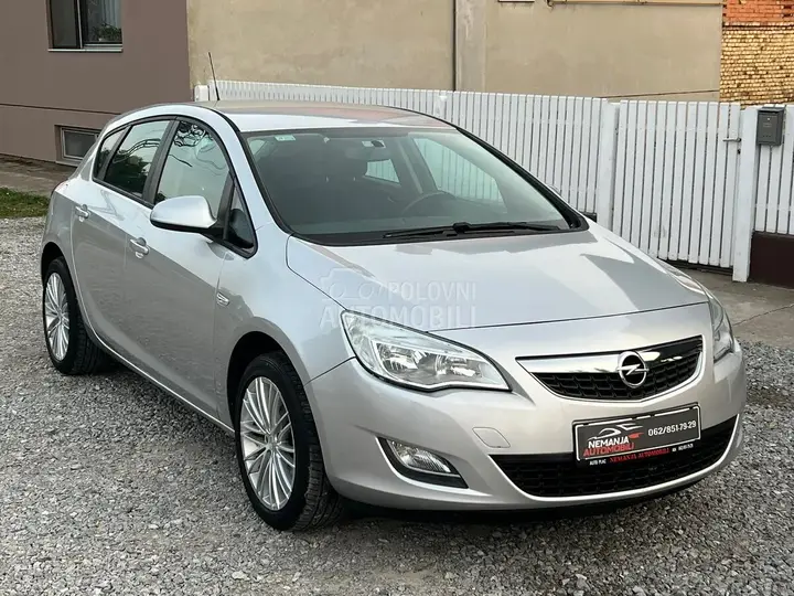 Opel Astra J 2011 photo 4