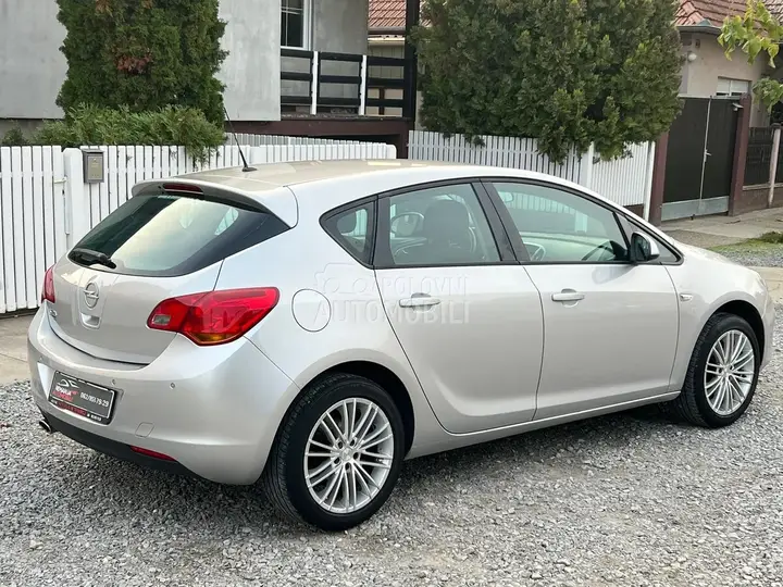 Opel Astra J 2011 photo 5