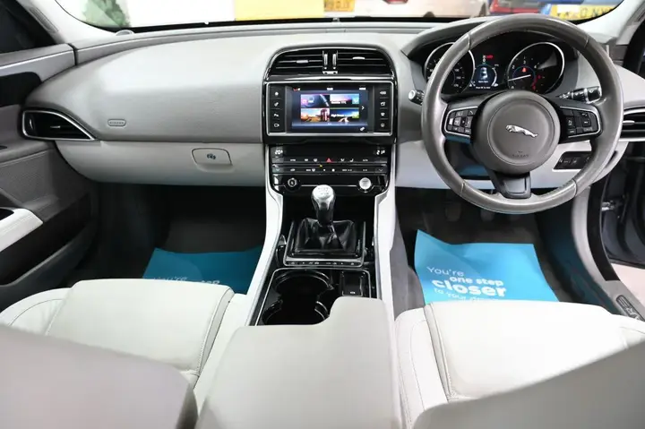 Jaguar Xe 2017 photo 3