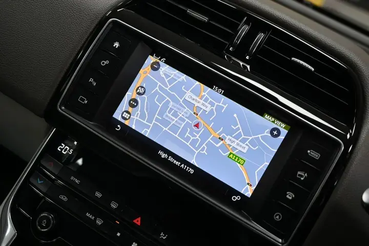 Jaguar Xe 2017 photo 5