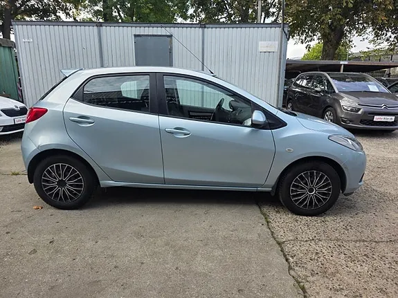 Mazda 2 2010 photo 4