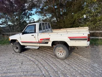 Toyota Hilux 1987 photo 2