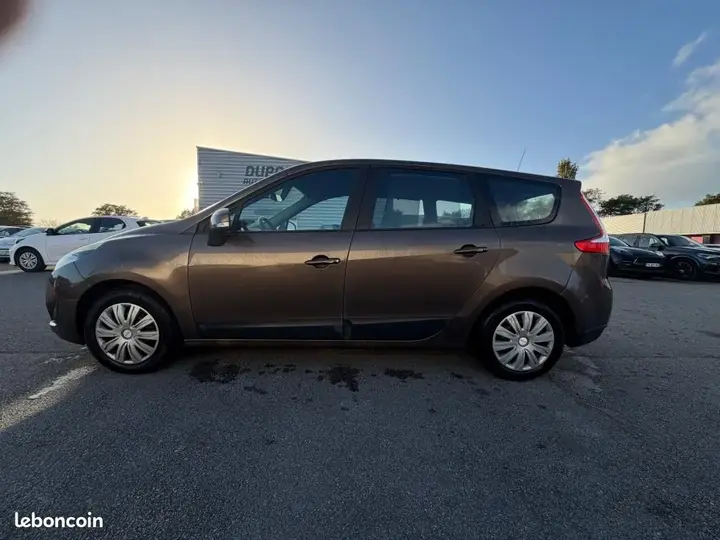 Renault Grand Scenic 2010 photo 2