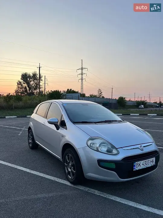 Fiat Punto 2011 photo 2