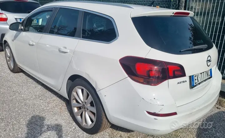 Opel Astra 2012 photo 3