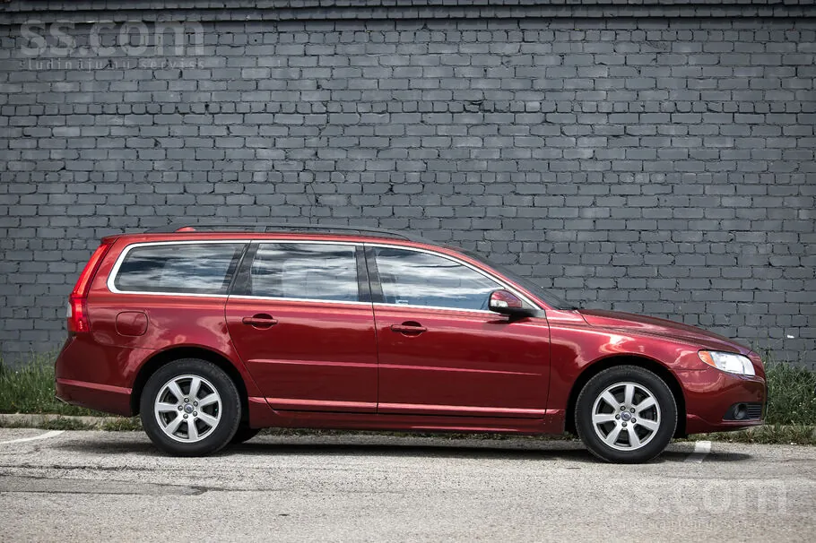 Volvo V70 2011 photo 2