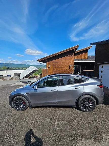 Tesla Model Y 2023 photo 2