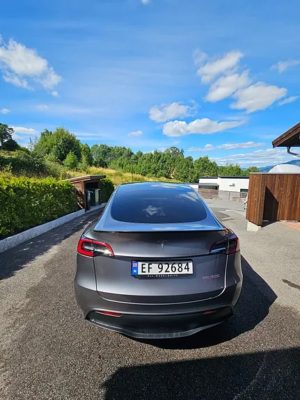 Tesla Model Y 2023 photo 4