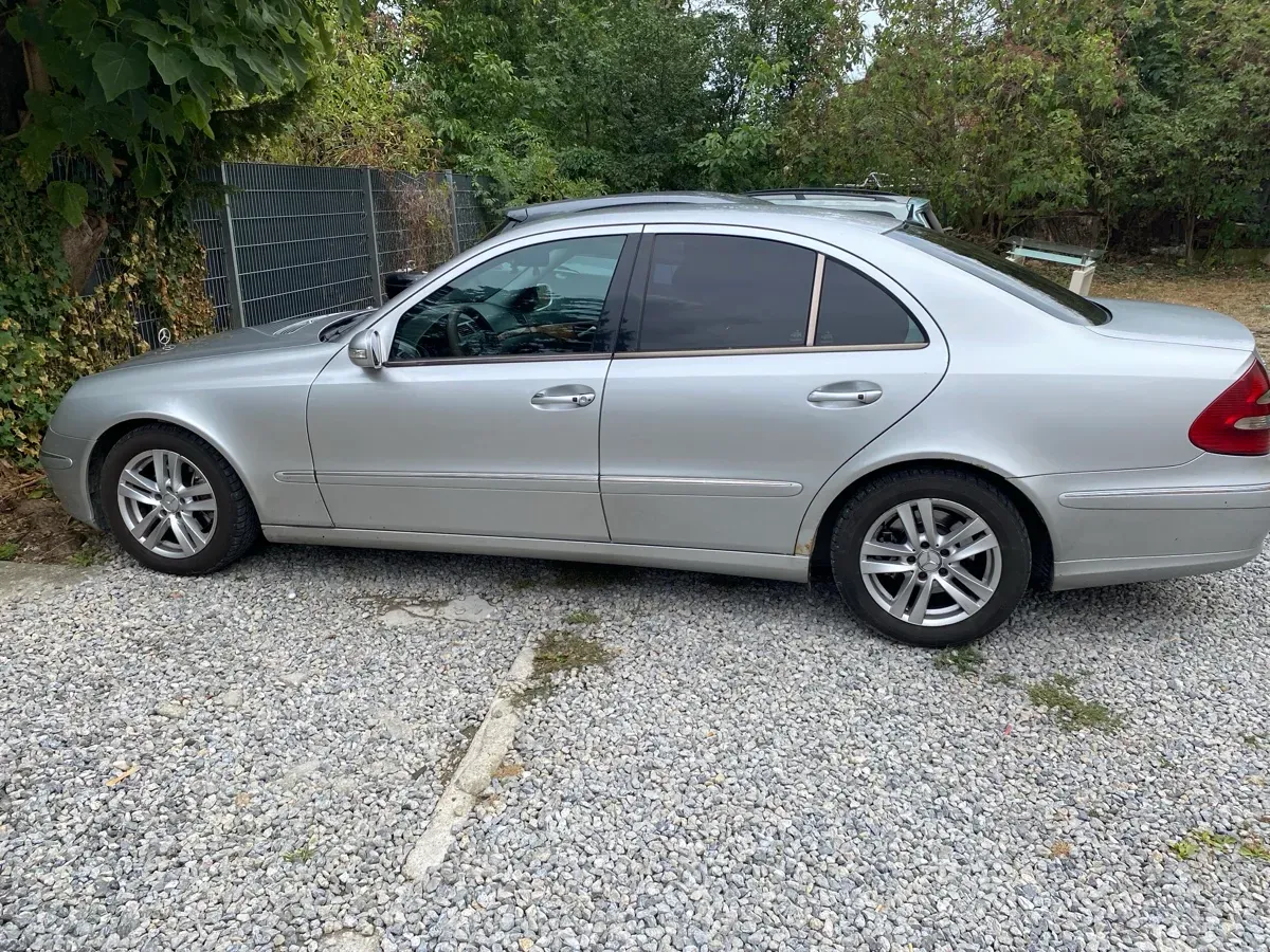 Mercedes-Benz E-Class 2002 photo 2