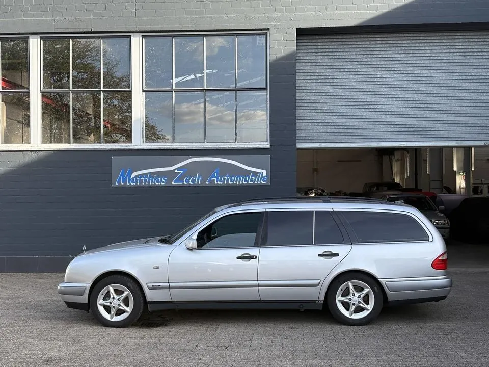 Mercedes-Benz E 230