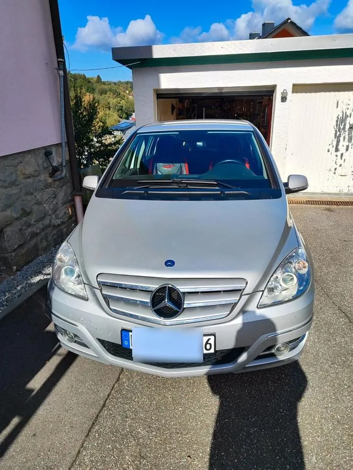Mercedes-Benz B 180