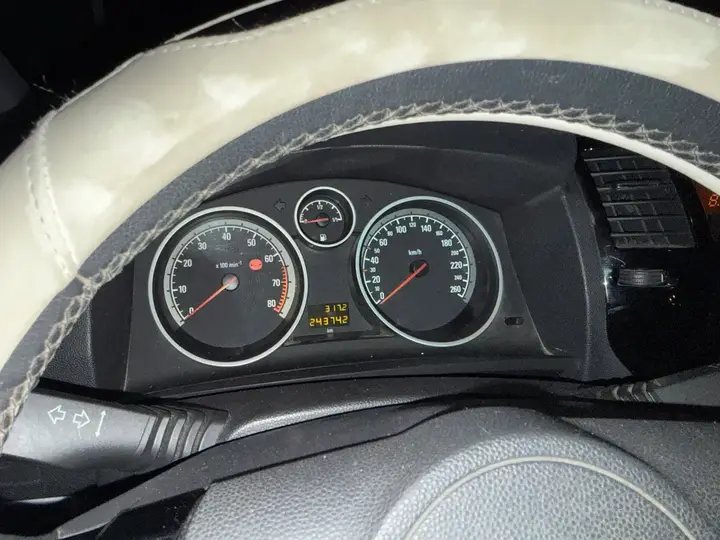 Opel Zafira 2013 photo 2