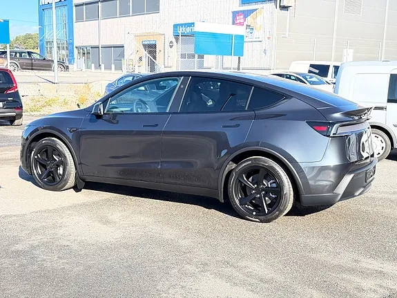 Tesla Model Y 2026 photo 4