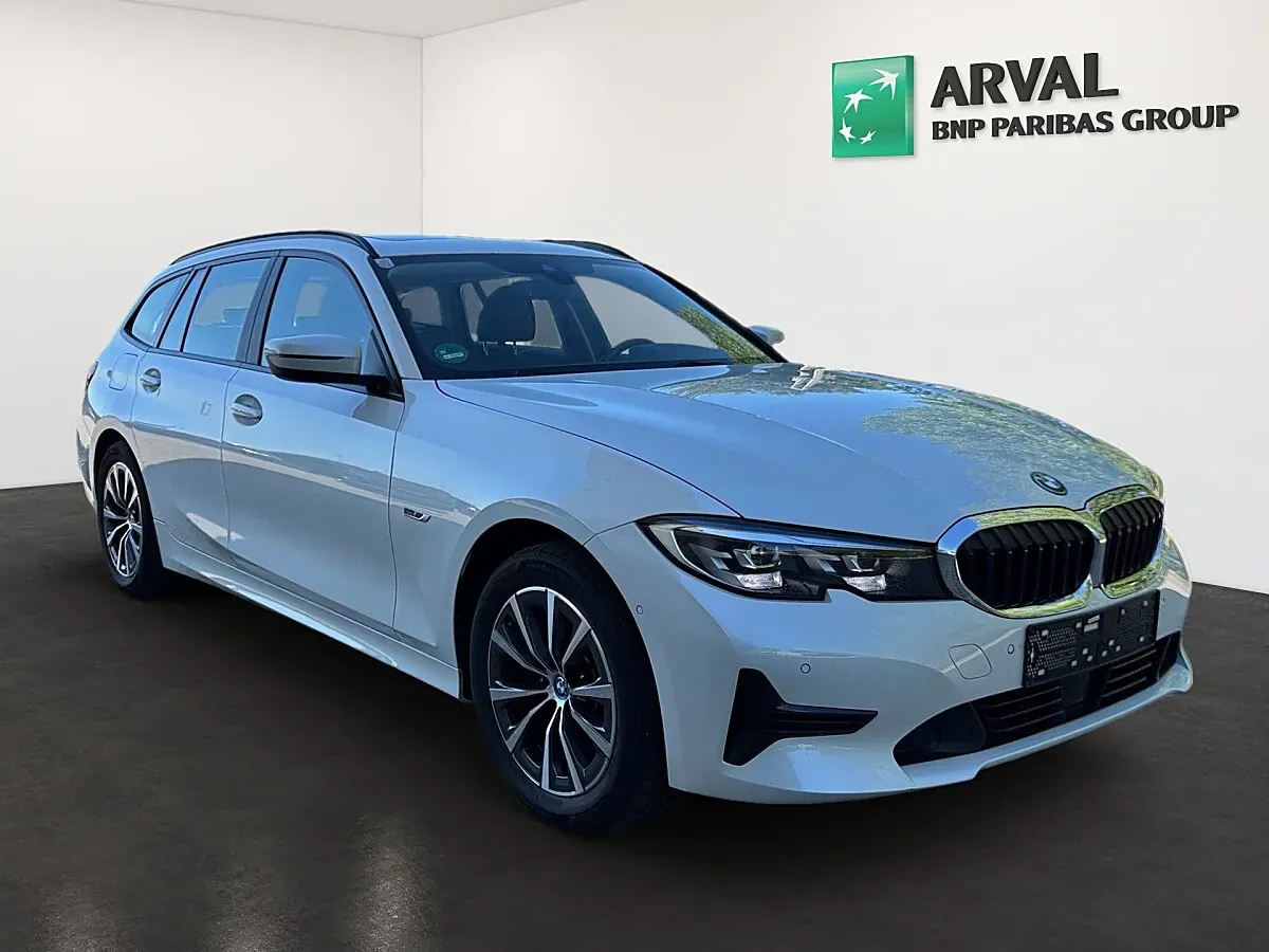 BMW 3 Series 2022 photo 2