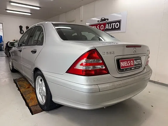 Mercedes-Benz C220 2005 photo 3