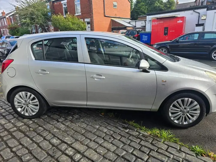 Vauxhall Corsa 2011 photo 2