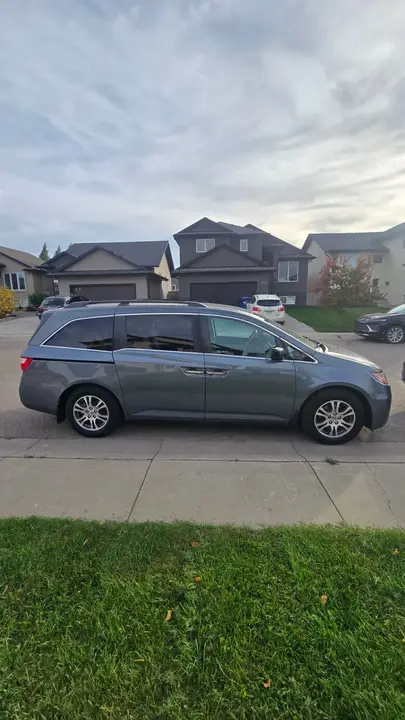 Honda Odyssey 2011 photo 2