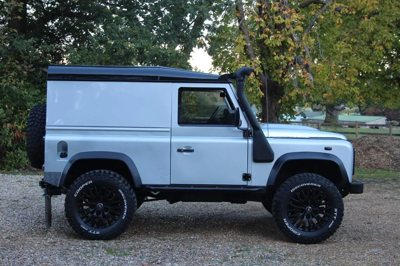 Land Rover Defender 90 2011 photo 4