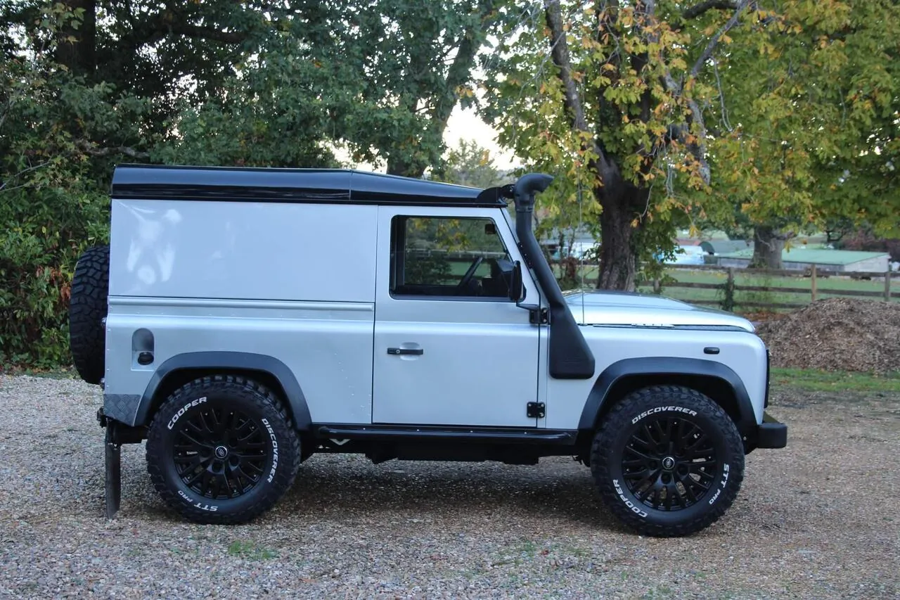 Land Rover Defender 90 2011 photo 3
