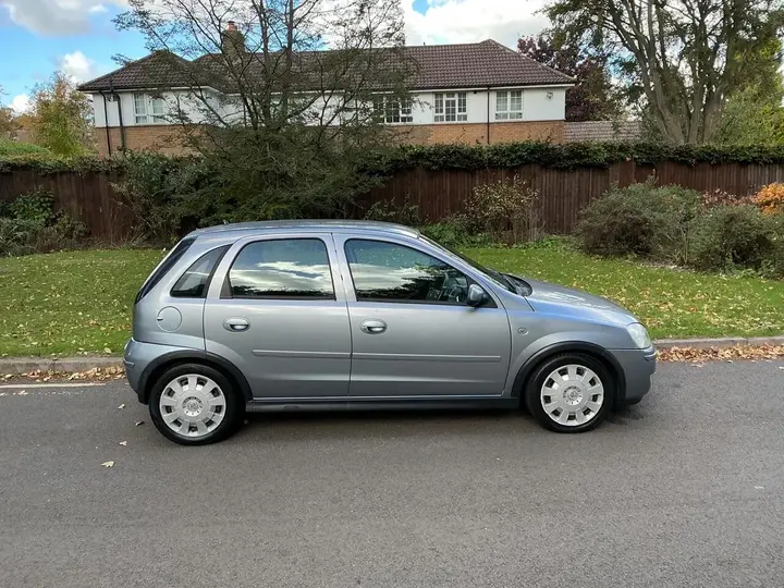 Vauxhall Corsa 2005 photo 2