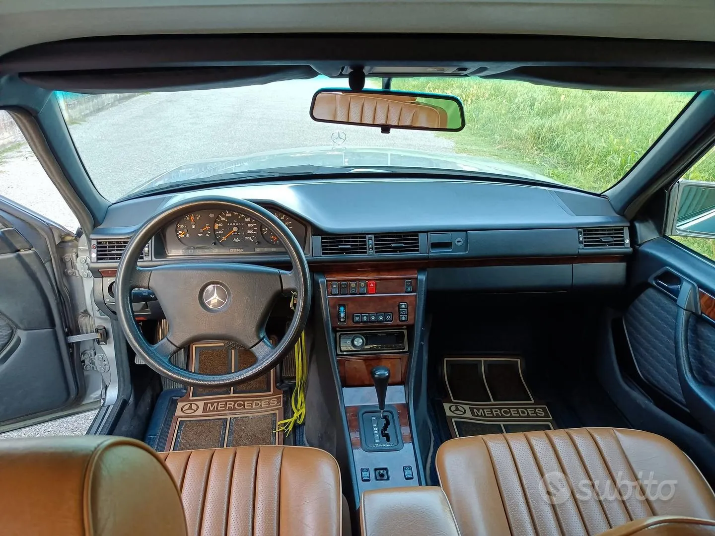 Mercedes-Benz E-Class 1992 photo 4