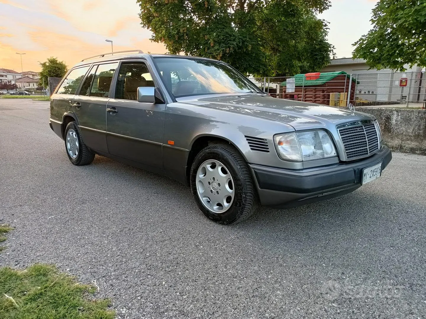 Mercedes-Benz E-Class 1992 photo 5