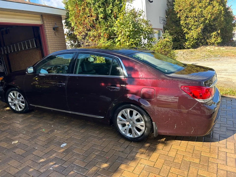 Toyota Avalon 2011 photo 2