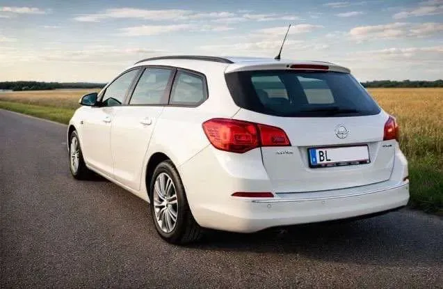 Opel Astra 2014 photo 2