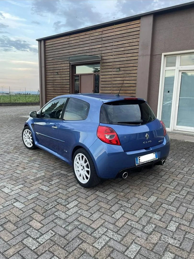 Renault Clio 2011 photo 2
