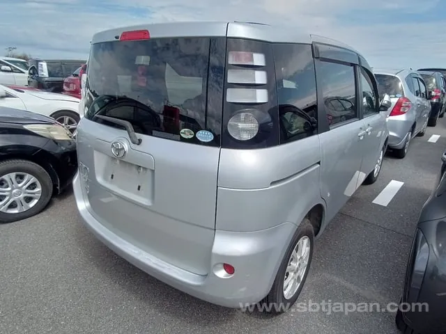 Toyota Sienta 2007 photo 4